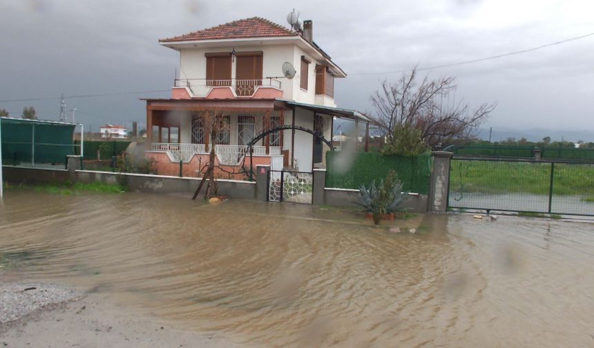 Balıkesir'de sağanak; yazlıkları ve tarım alanlarını su bastı