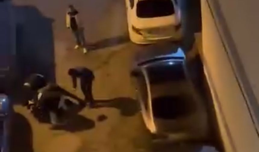 Beyoğlu'nda aracını kavga ettiği grubun üzerine sürdü; kaldırımdakiler ezilmekten son anda kurtuldu