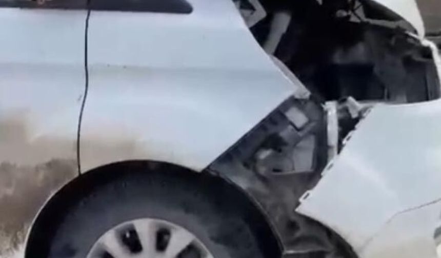 İki araç kafa kafaya çarpıştı 1 ölü, 4 yaralı