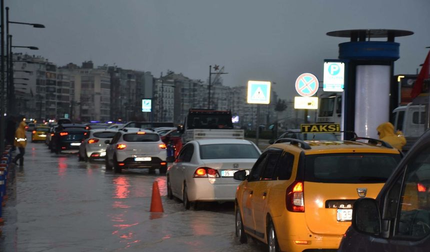 İzmir Çeşme'de sağanak; yollar göle döndü (2)