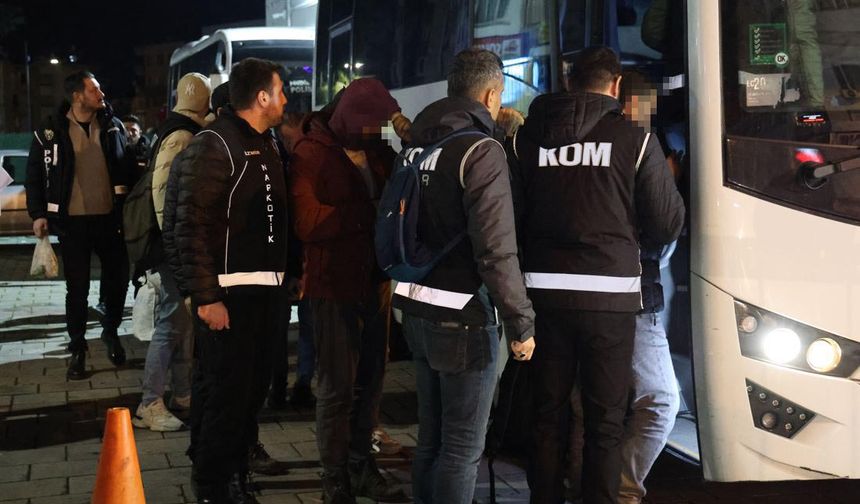 İzmir'in Buca Belediyesi'ne operasyon: 26 şüpheli adliyede