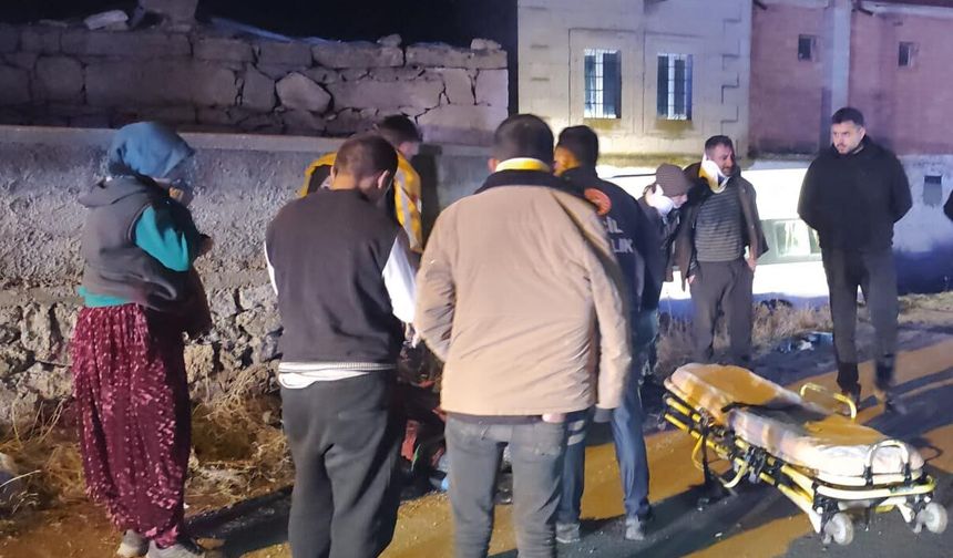 Tarım işçilerini taşıyan minibüs, bahçe duvara çarptı: 2'si ağır, 14 yaralı