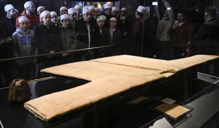 Ziyarete açılan Hırka-i Şerif'e yoğun ilgi