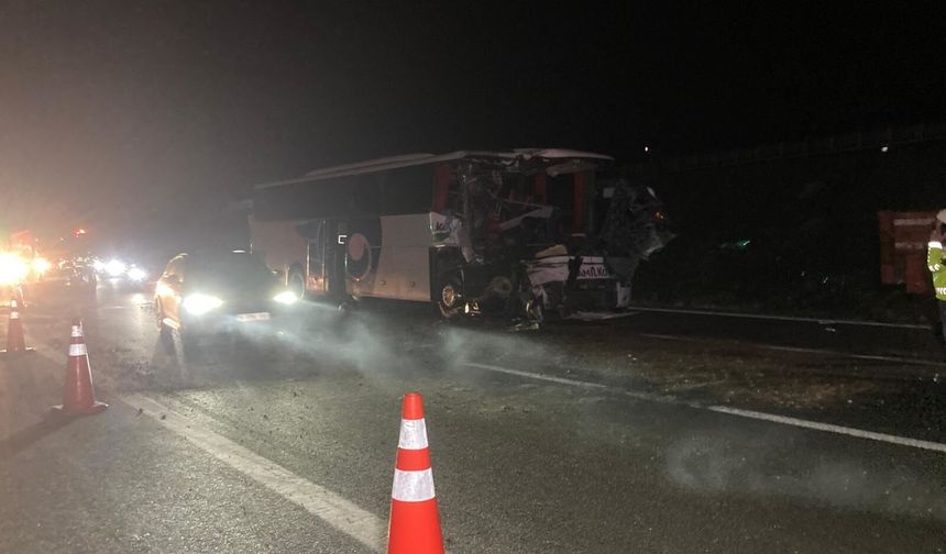 Ankara'da yolcu otobüsü, TIR'a çarptı: 1 ölü, 15 yaralı