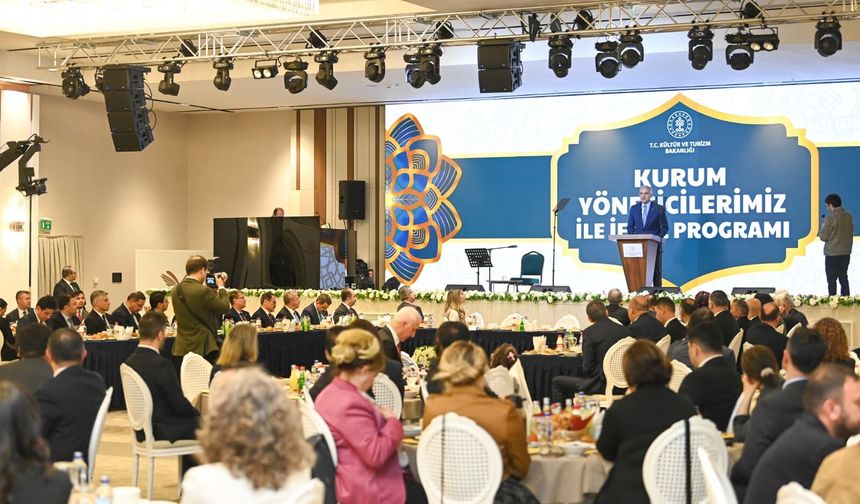 Bakan Ersoy, bakanlığa bağlı kurum yöneticileriyle iftarda bir araya geldi