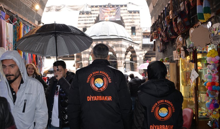 Diyarbakır'da turizm polisi, bayramda kente gelen turistlere 7 dilde hizmet veriyor