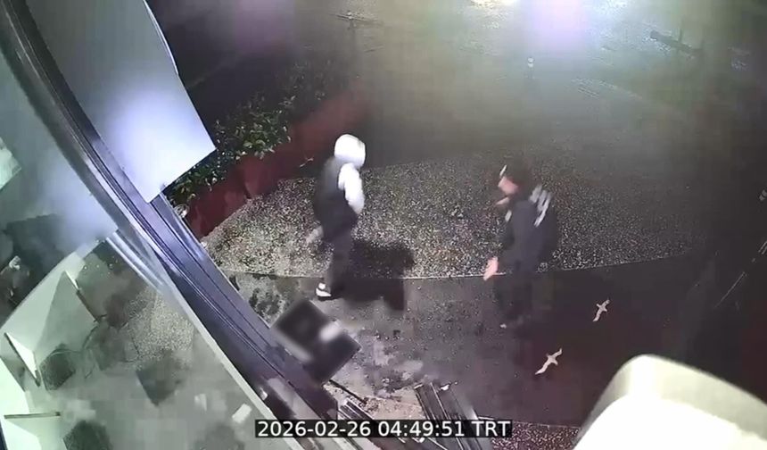 Göktürk'te 2 dakikada 18 milyon liralık soygun kamerada: Güvenlik görevlisi engel olmaya çalıştı