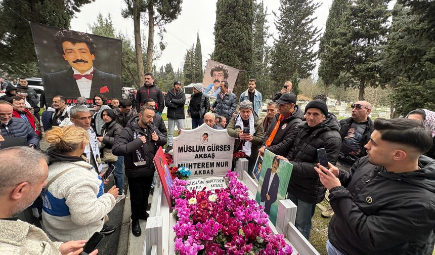 Müslüm Gürses ölümünün 13'üncü senesinde kabri başında dualarla anıldı