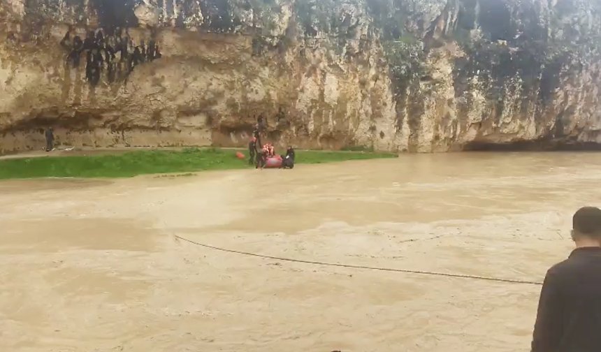 Sel suyuna kapılıp, mağaraya sığınan 4 çiftçi kurtarıldı