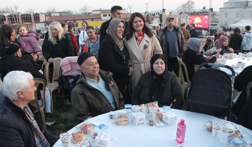 Selimiye Camisi meydanında 7 bin 500 kişi Kadir Gecesi iftarında buluştu