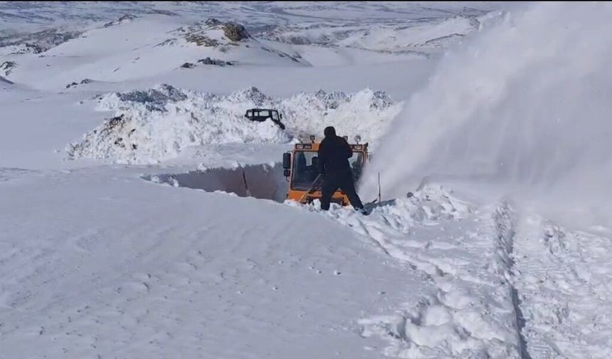Van'ın İran sınır hattındaki askeri üs bölgelerinde 4 metre karla mücadele