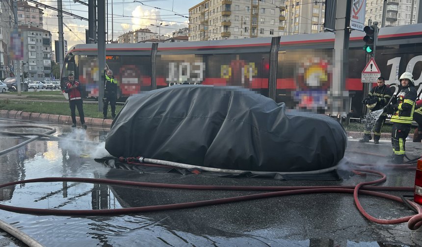 Kayseri'de elektrikli otomobil seyir halindeyken alev aldı