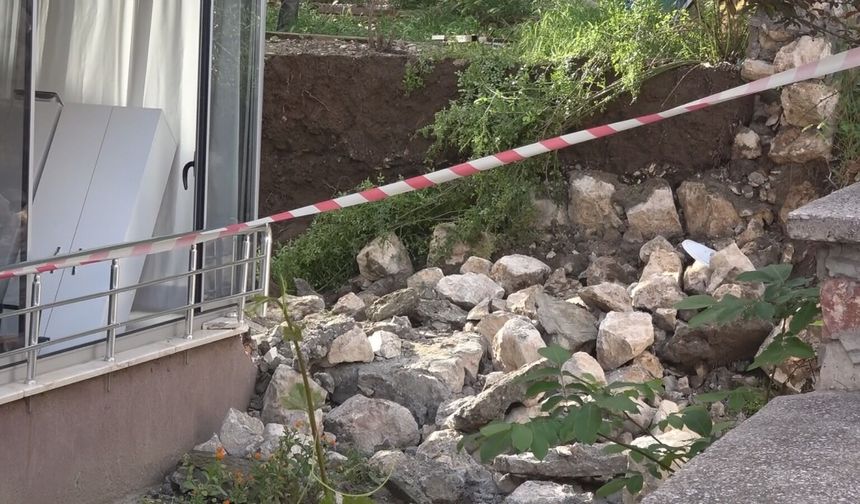 Amasya'da 5 katlı binanın istinat duvarı çöktü