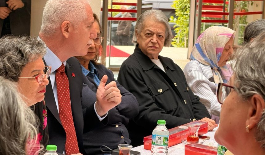 Bakan Göktaş'tan huzurevi sakinlerine anneler günü ziyareti
