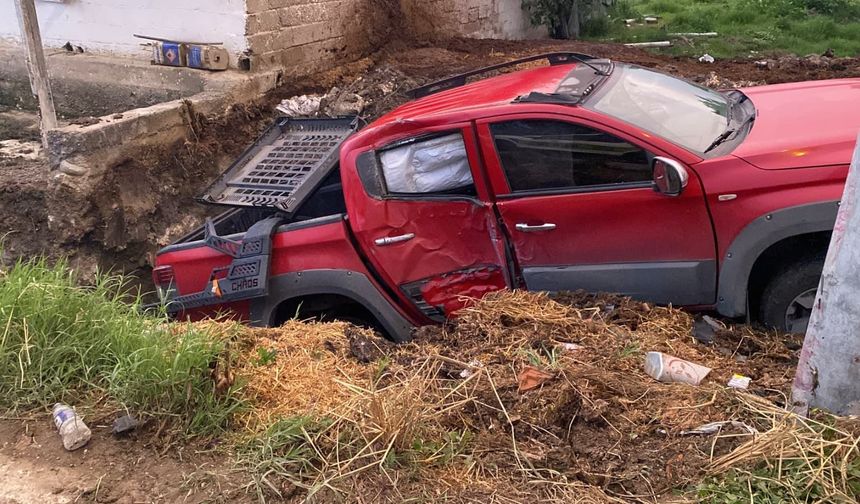 Bursa'da kamyonet, direğe çarpıp gübre çukuruna düştü: 1 yaralı