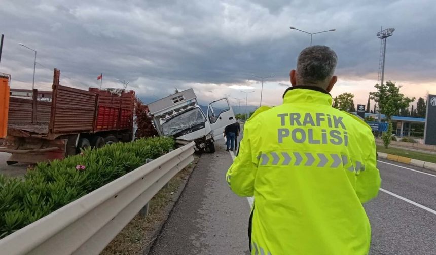 Devrilen kurbanlık yüklü kamyonetin sürücüsü yaralandı