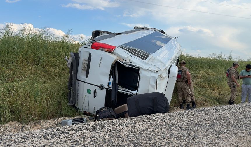Diyarbakır'da yolcu minibüsü, şarampole devrildi: 19 yaralı