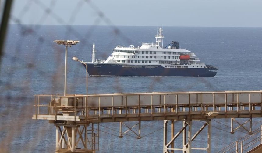 Hantavirüs vakalarının tespit edildiği yolcu gemisi, Tenerife kentine ulaştı