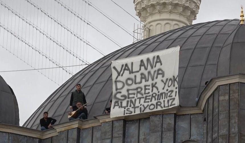 İşçilerden caminin kubbesinde sazlı türkülü ücret protestosu