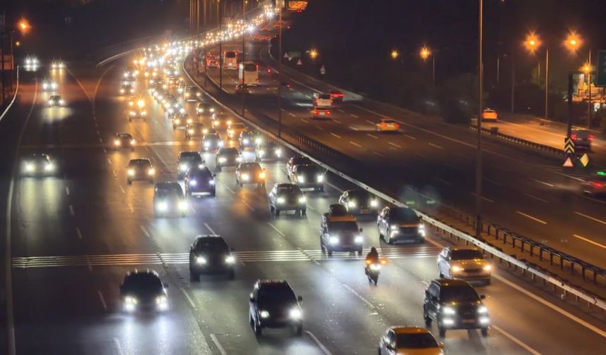 İstanbul'da bayram tatili hareketliliği; bazı yollarda trafik yoğunluğu oluştu -1
