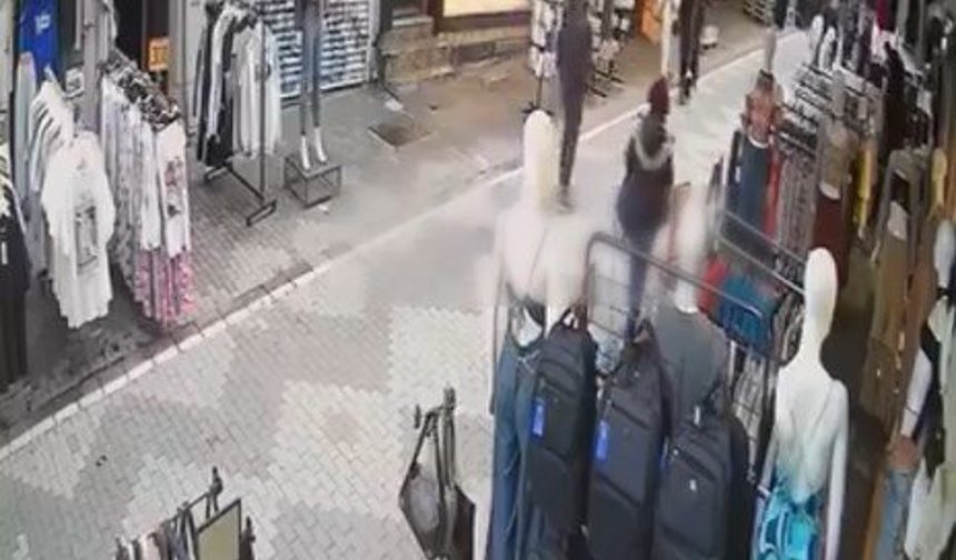 Kadıköy'de mağazanın önündeki çantanın çalındığı anlar kamerada