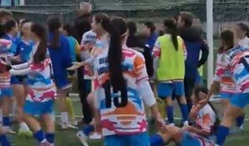 Kadın futbol takımı oyuncuları sahada birbirine girdi