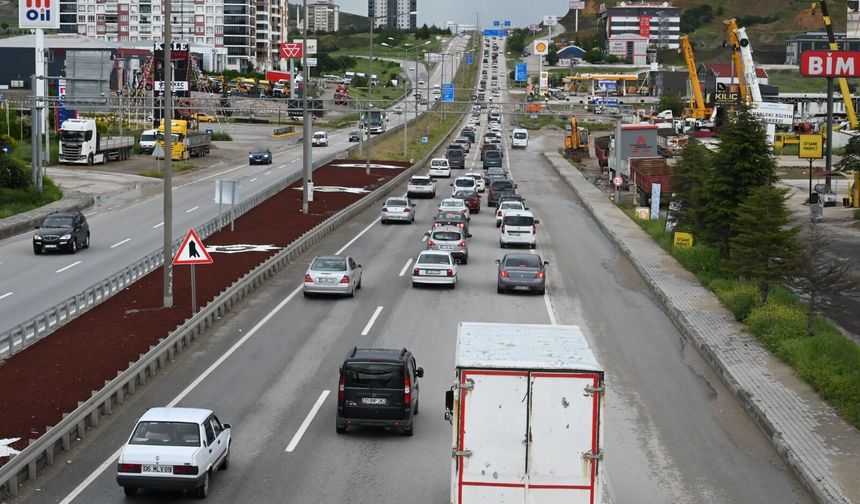 'Kilit kavşak' Kırıkkale'de, bayram trafiği yoğunluğu devam ediyor