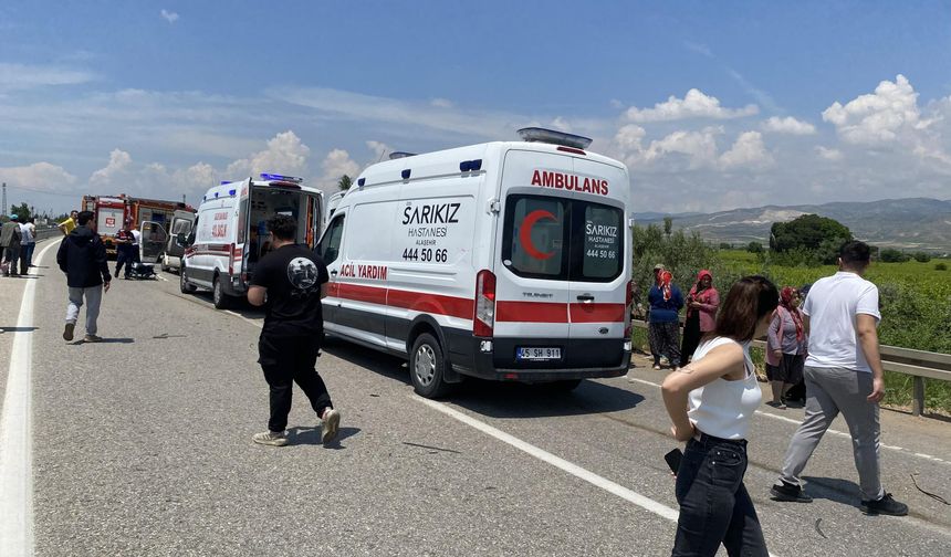 Minibüs, traktöre çarptı: 1 ölü, 3 ağır yaralı