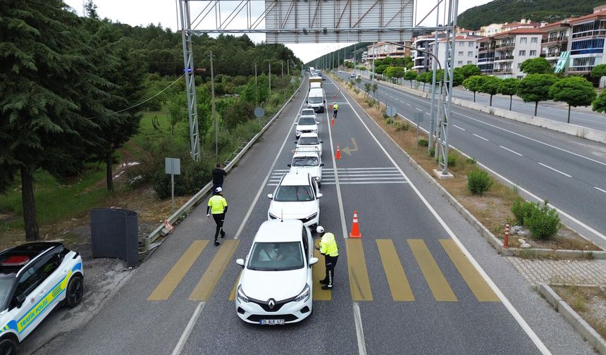 Muğla'ya tatilci akını; kilometrelerce araç kuyruğu oluştu