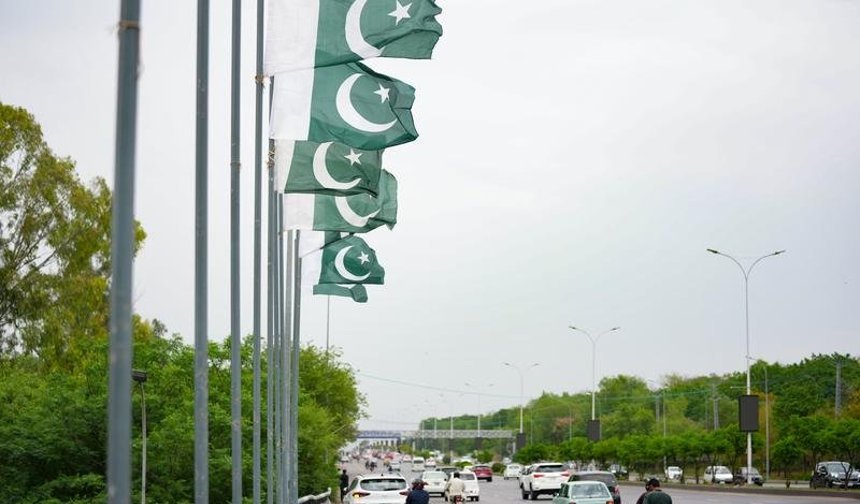 Pakistan'da intihar saldırısı: 12 polis hayatını kaybetti