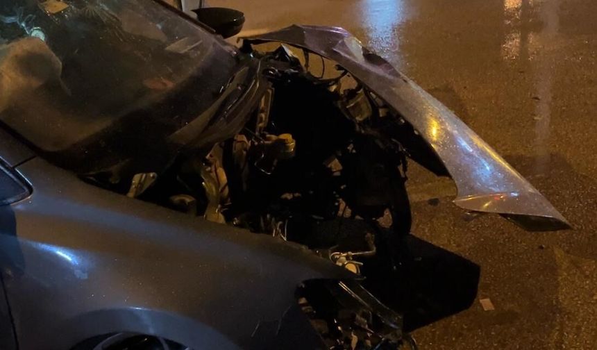 Refüje ve bariyerlere çarpan otomobilin motoru koptu: 1'i ağır 2 yaralı
