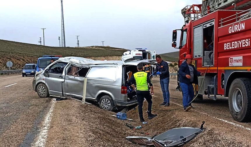 Sivas'ta minibüs devrildi: 1 ölü, 8 yaralı