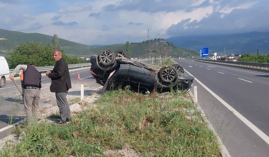 Takla atan otomobildeki anne ile oğlu yaralandı