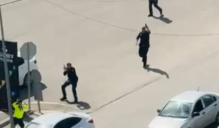 Taksi şoförünün, şüphelinin tüfeğini almaya çalıştığı anlar araç içi kamerasında