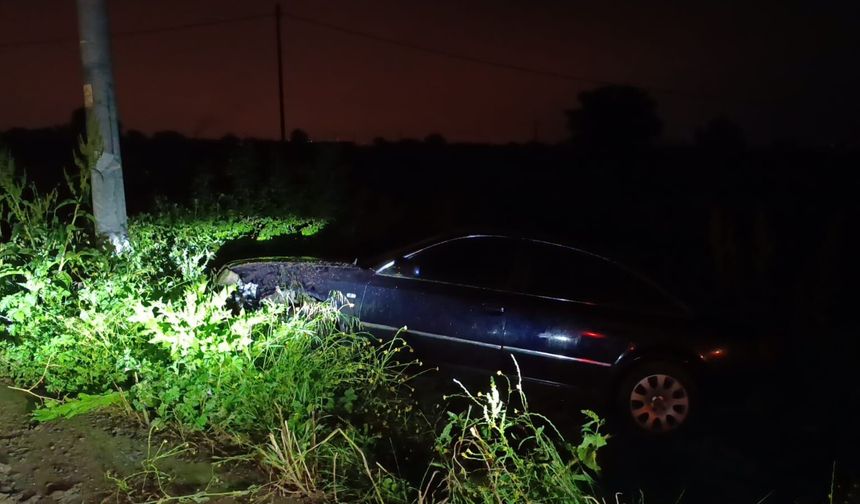 Tarlaya uçan otomobilini bırakıp kaçtı
