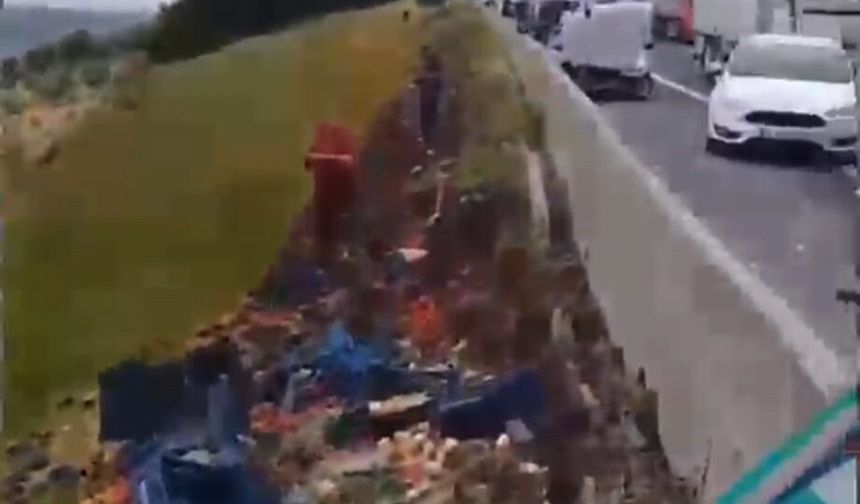 TIR, otomobile çarpıp viyadükten düştü; 2 ölü,4 yaralı