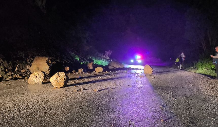 Tokat'ta yağış nedeniyle yamaçtan kopan kaya parçaları yola savruldu