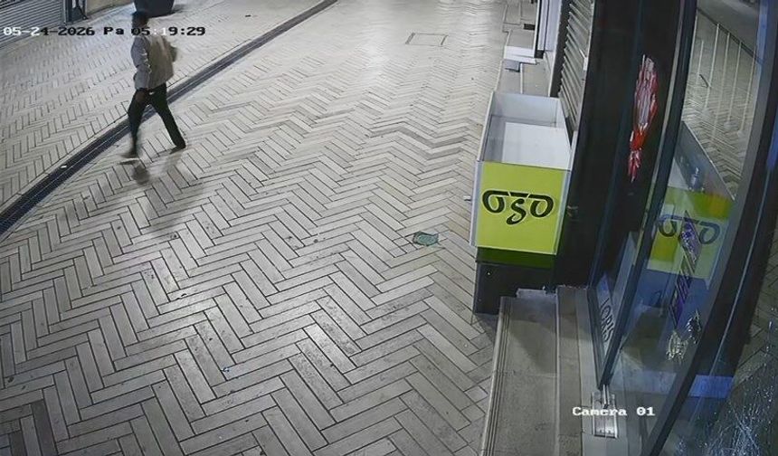 Yalın ayak dükkanın camını taşla kırdı; o anlar kamerada